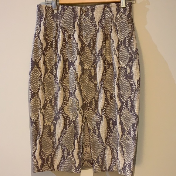 Pencil 🐍 Skirt with shimmer and snakeskin pattern - Picture 3 of 5